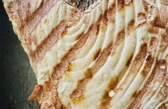 La delizia del tonno fresco arrostito sulla piastra con salmoriglio