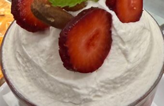 Granita messinese fragola e panna: un abbraccio d’estate