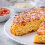 frittata di pasta del giorno dopo dorata e croccante