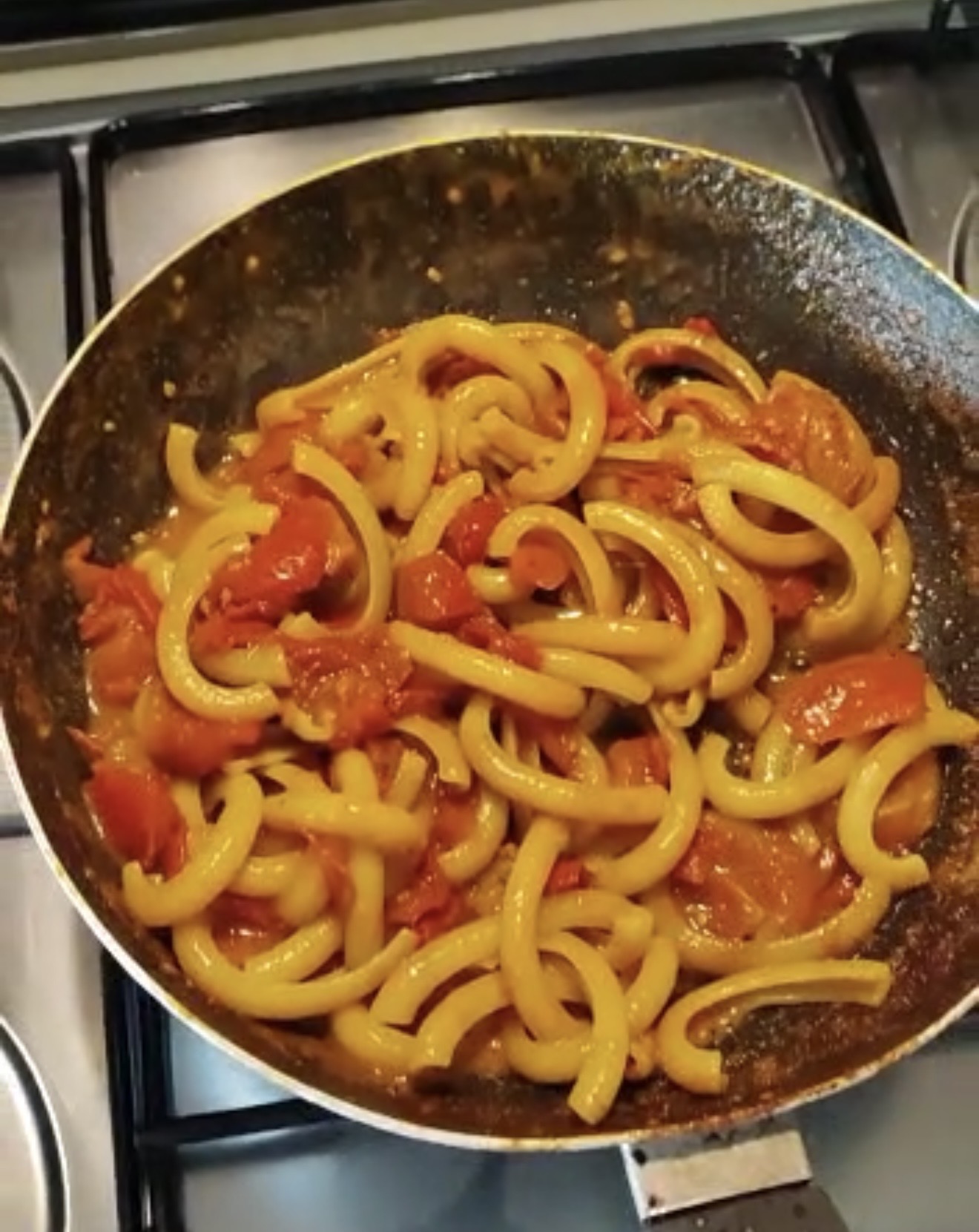 Pasta alla carrettiera con pomodorini freschi appena mantecata in padella