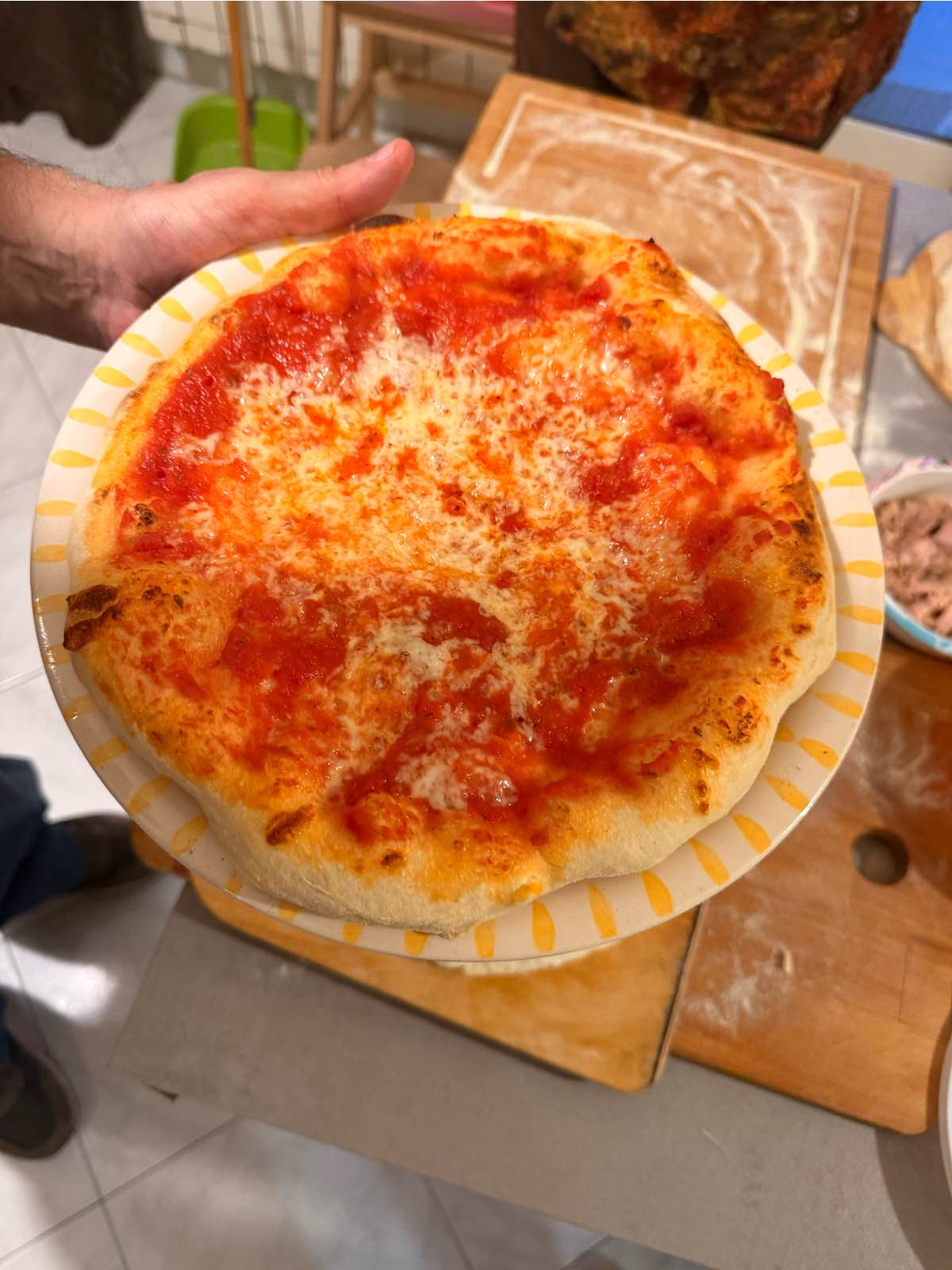 Pizza senza impastare soffice appena sfornata con mozzarella filante fatta in casa