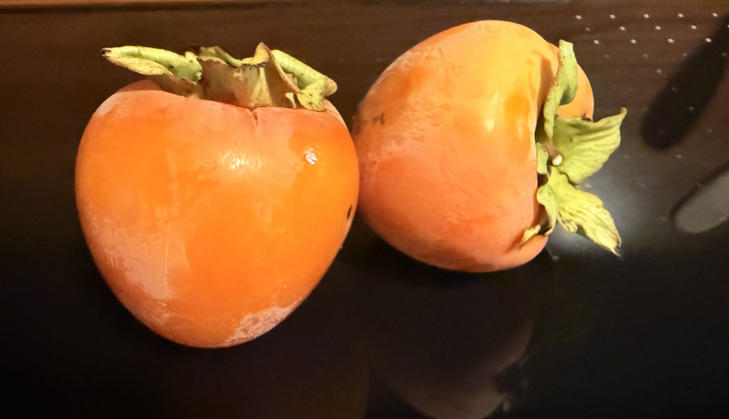 Marmellata di cachi fatta in casa con i cachi raccolti nel giardino del papà del marito in cucina.