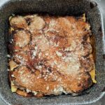 Tortino di melanzane gratinato nella teglia della friggitrice ad aria.