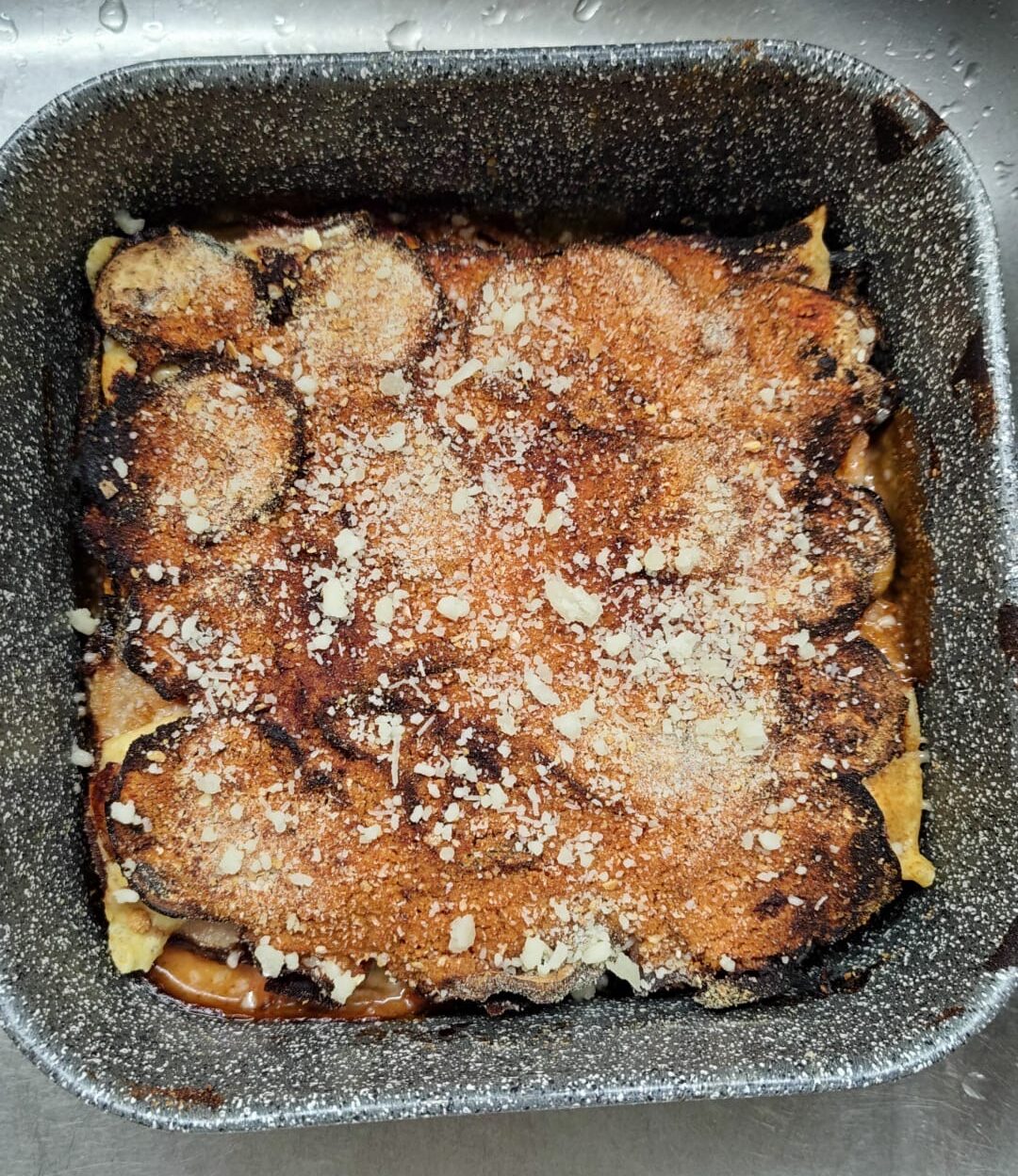 Tortino di melanzane gratinato nella teglia della friggitrice ad aria.